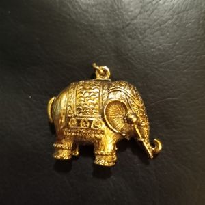 Gold colored vintage elephant pendant for necklace